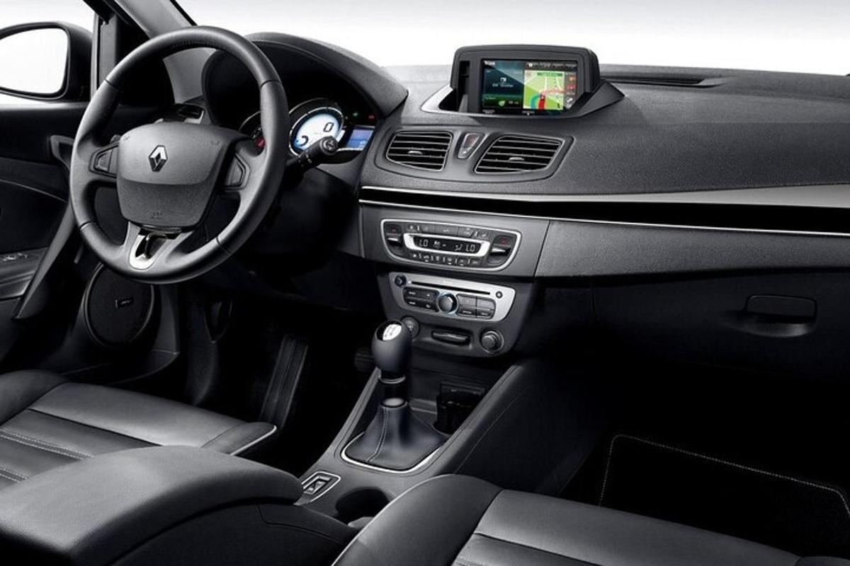 uma vista do interior de um carro mercedes benz