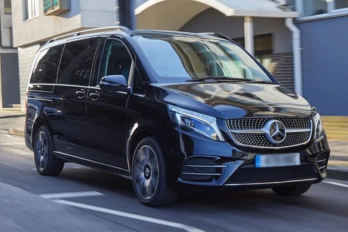 Črn kombi Mercedes-Benz, ki se vozi po ulici
