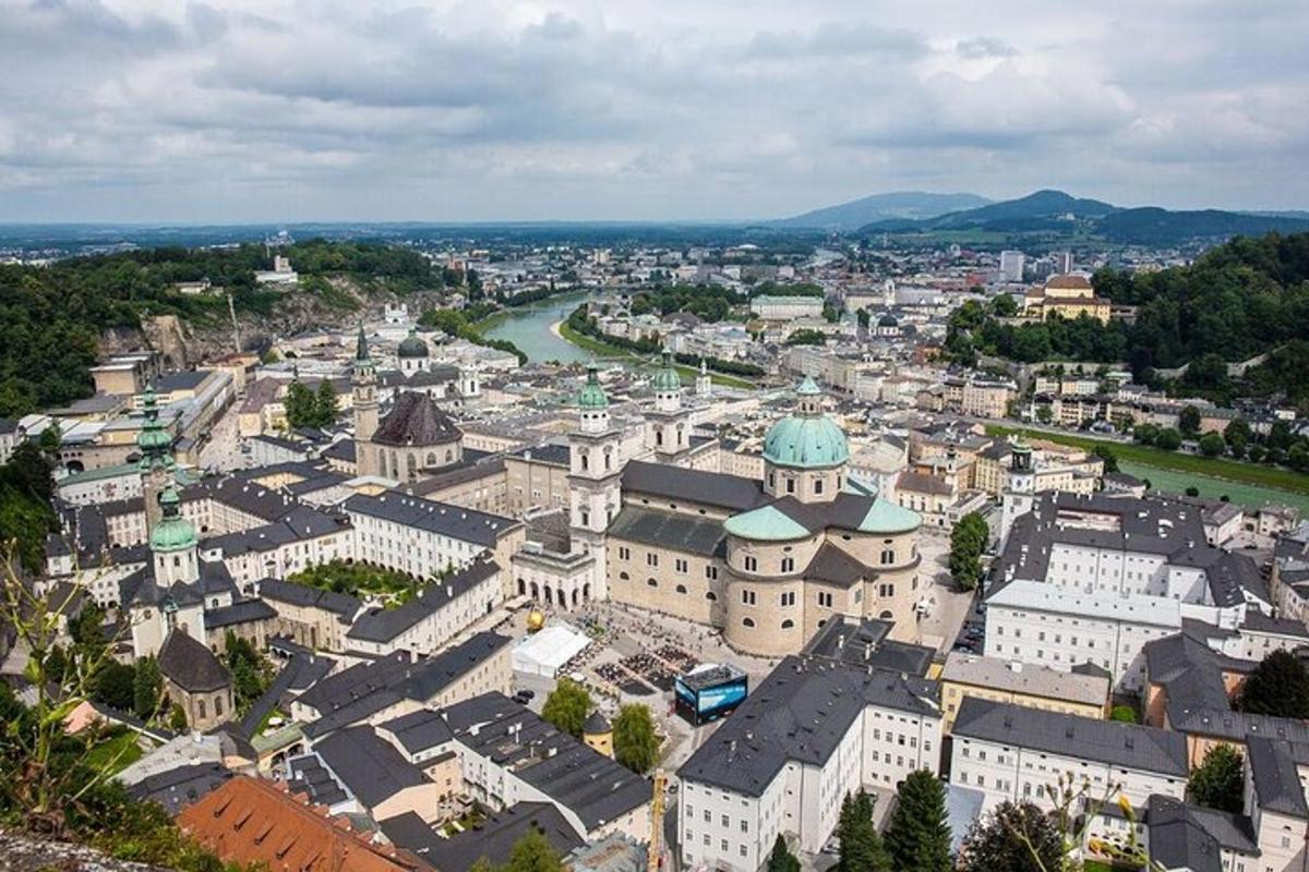 una vista aerea di una città con un fiume e degli edifici