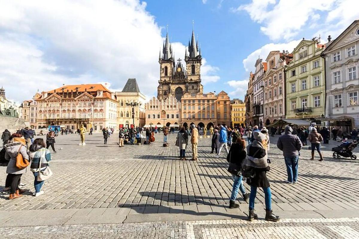 skupina ľudí stojacich na námestí s katedrálou