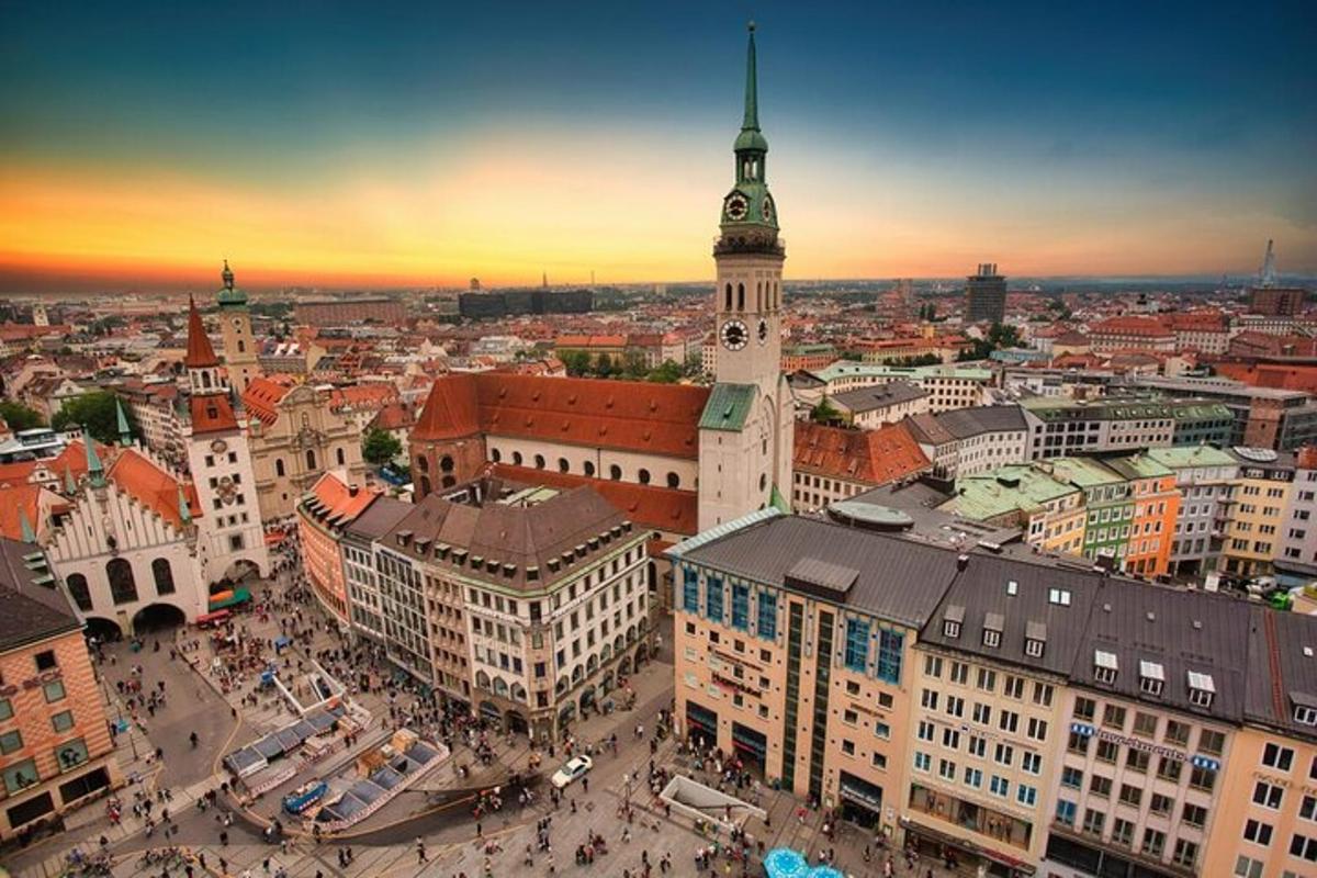 una vista aerea di una città con una torre dell'orologio