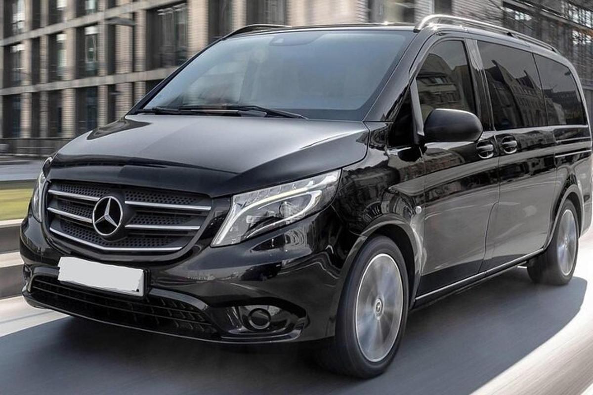 Ένα μαύρο βαν Mercedes-Benz που οδηγούσε σε έναν δρόμο