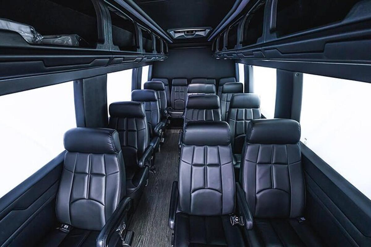 skupina praznih sedežev v avtobusu