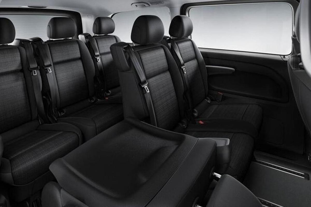 tampilan interior kursi belakang kendaraan