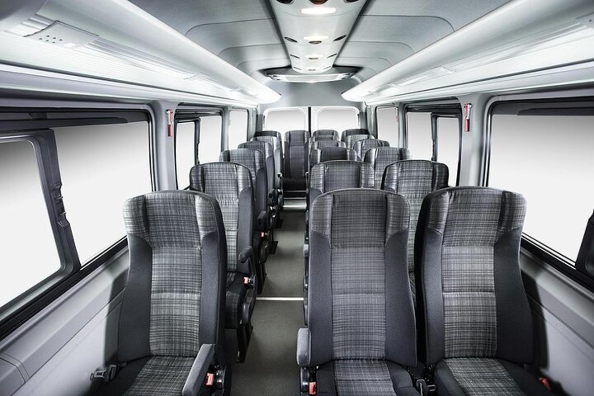 prazen vagon vlaka s praznimi sedeži na avtobusu
