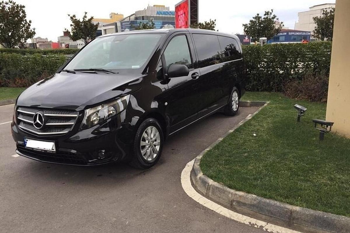 ένα μαύρο βαν παρκαρισμένο σε ένα πάρκινγκ