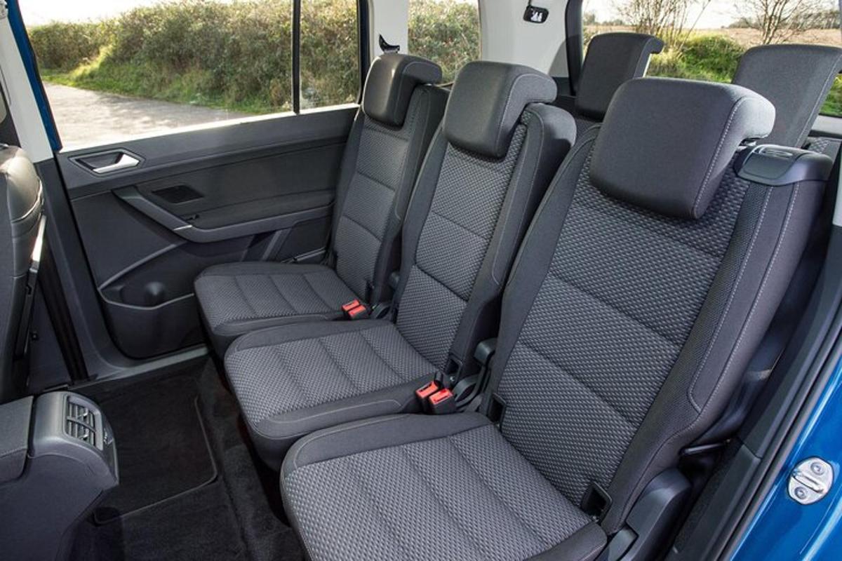 tempat duduk belakang kereta yang terbuka dengan tempat duduk belakang