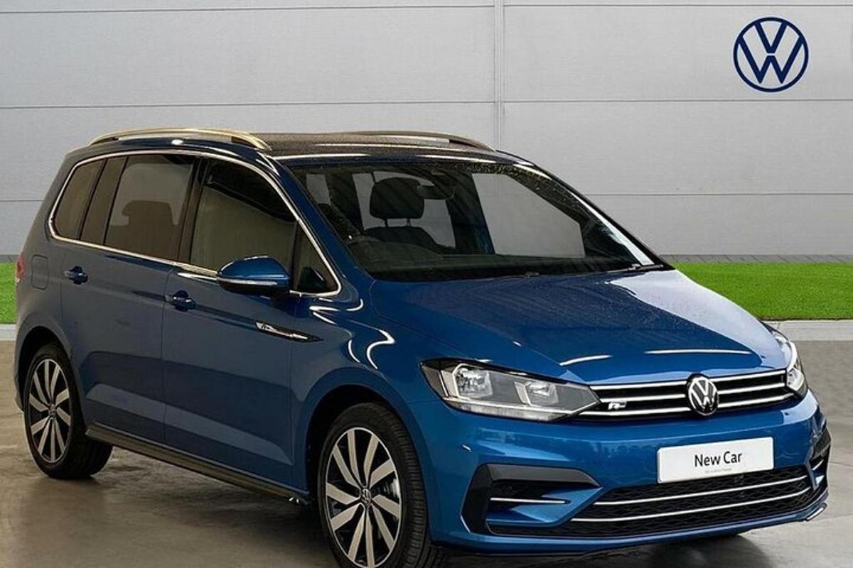 sinine nutikas auto pargitud garaažis