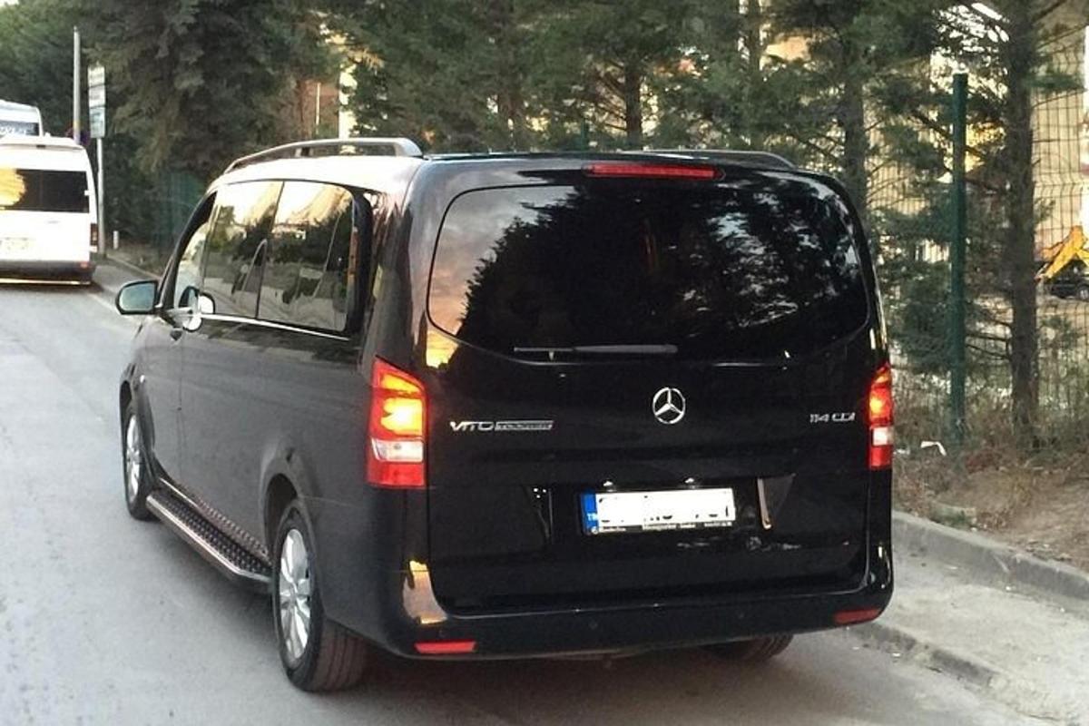 sebuah mobil van hitam terparkir di jalan