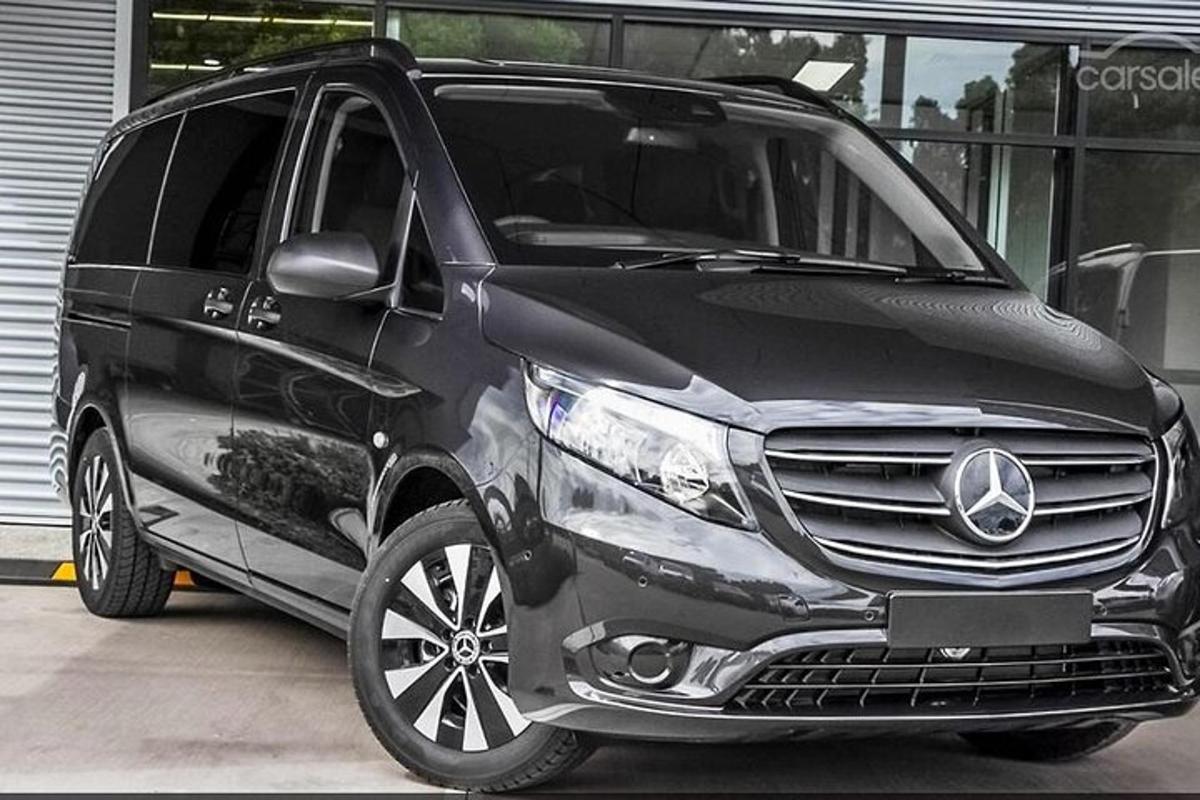 ένα μαύρο SUV παρκαρισμένο σε ένα γκαράζ