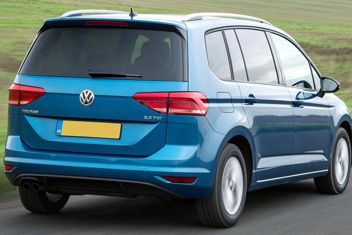 sinine Volkswageni maastur sõidab mööda teed