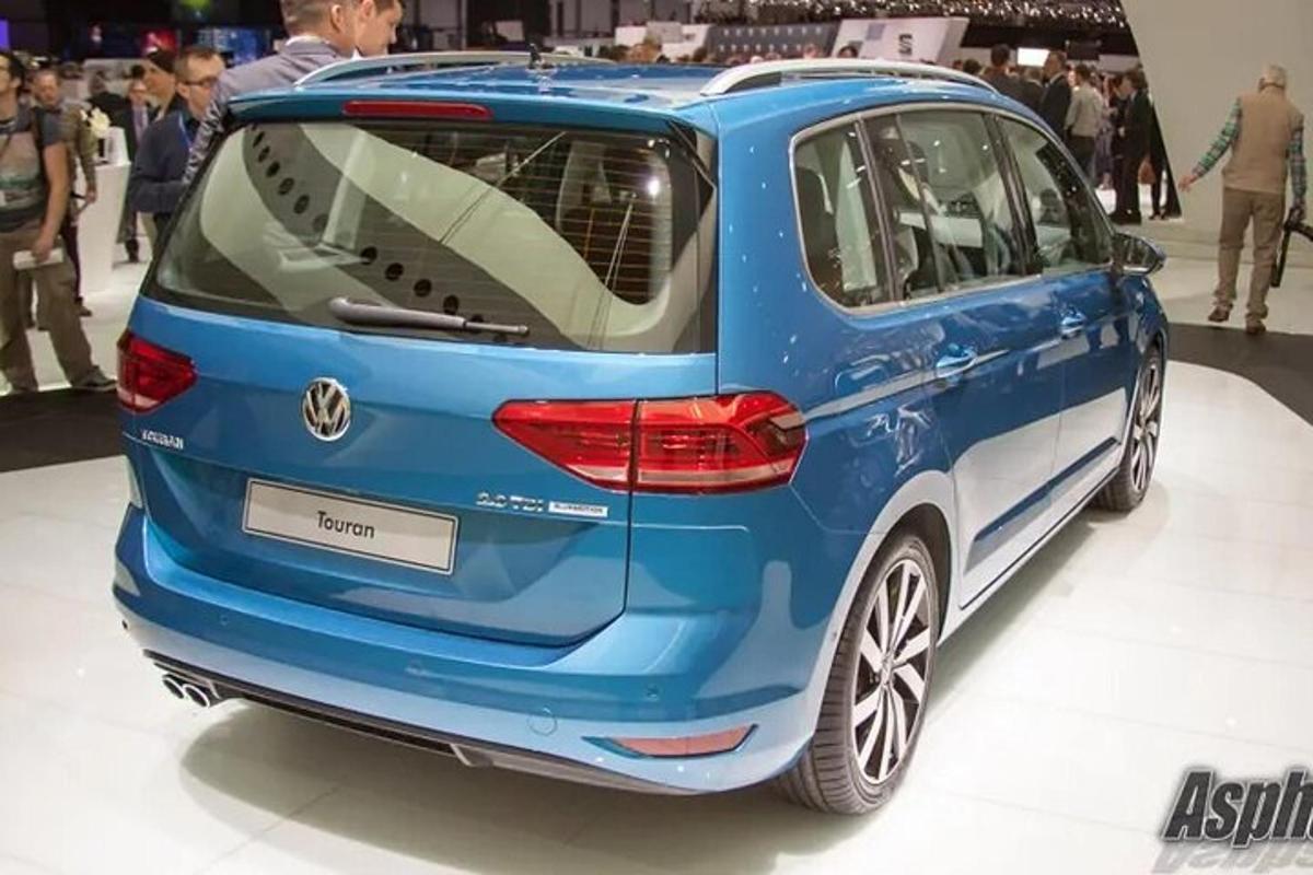 modrý minivan Volkswagen vystavený na výstave