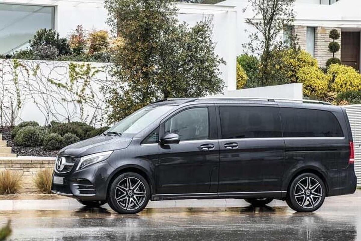 uma van preta estacionada em um estacionamento