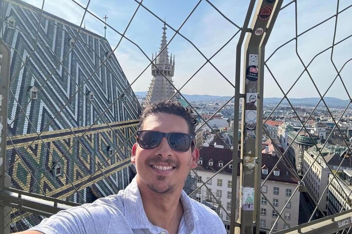 un uomo su una ruota panoramica di fronte a una città