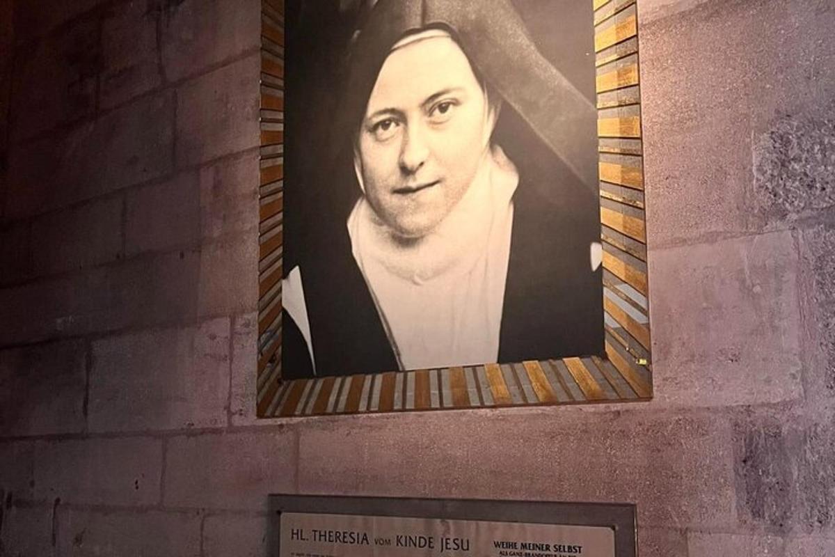 una foto incorniciata di un uomo su un muro