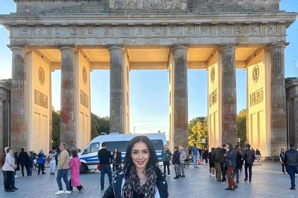 žena stojící před velkou budovou