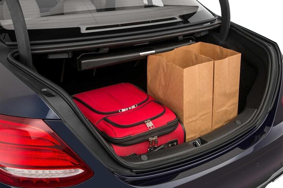 sebuah batang kereta dengan beg pakaian berwarna merah dan sebuah kotak