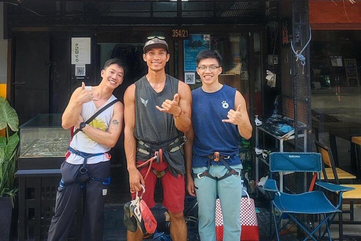 sekumpulan tiga orang berdiri di hadapan sebuah kedai