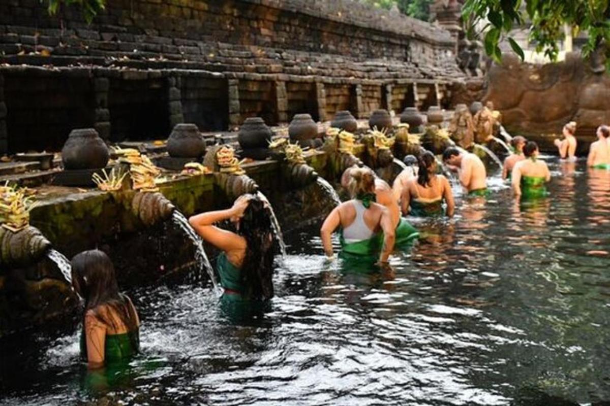 un grup de oameni în apa unui templu
