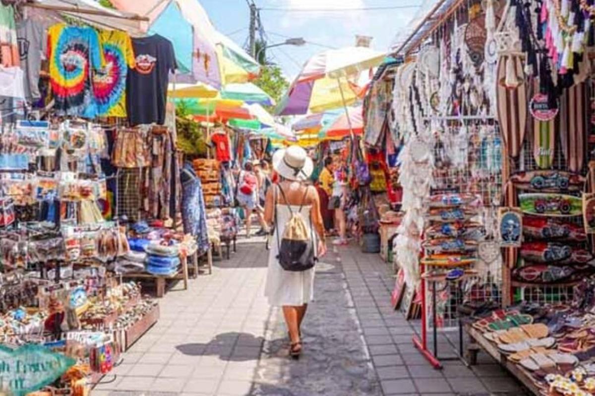 uma mulher caminhando pela rua em um mercado