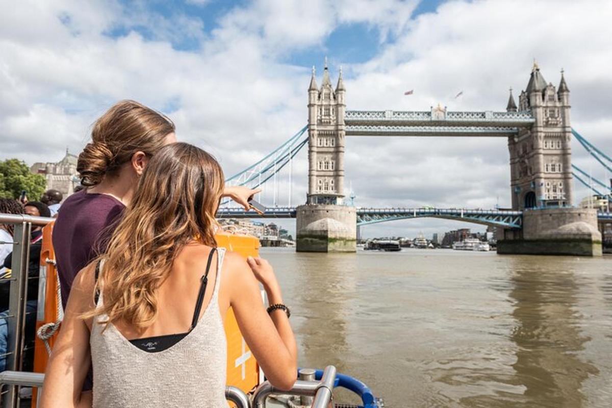 een stel op een boot voor de Tower Bridge