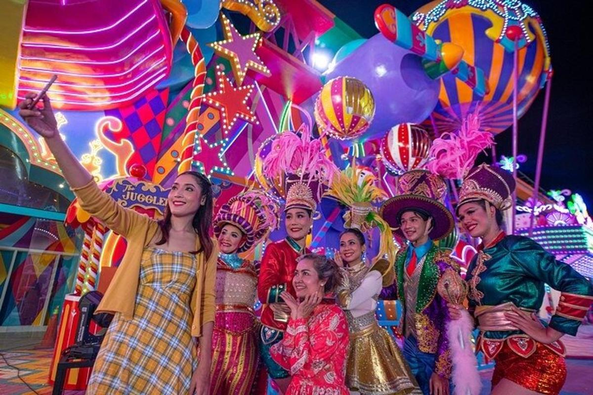 um grupo de pessoas posando para uma foto em frente a balões