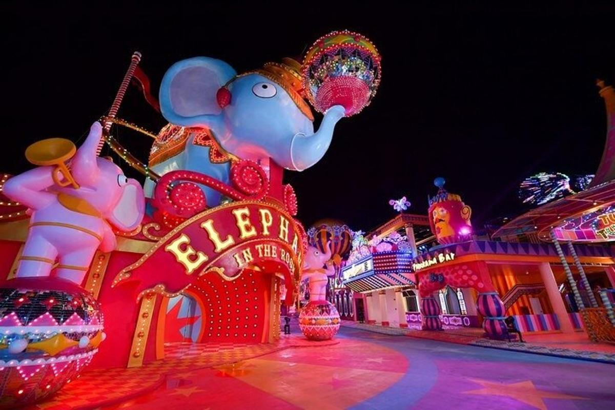 um carnaval com um elefante e um prédio com luzes