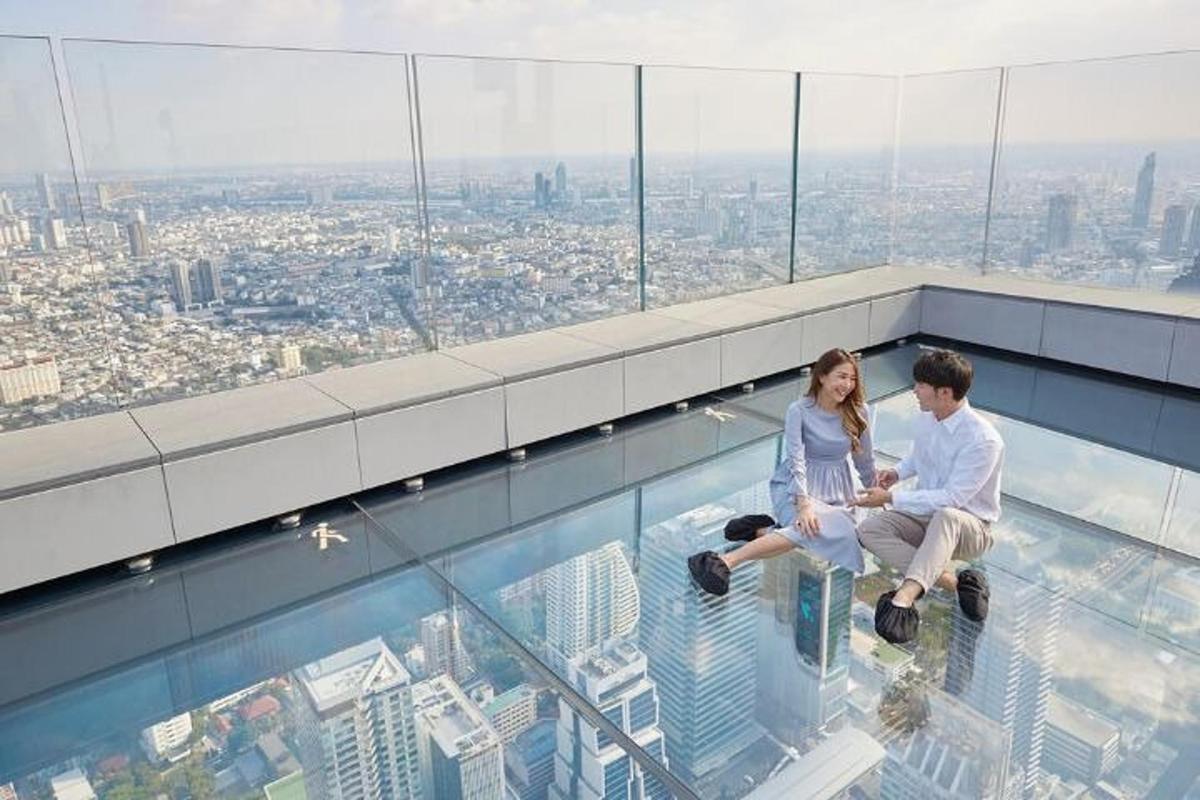 建物の端に座っている男性と女性