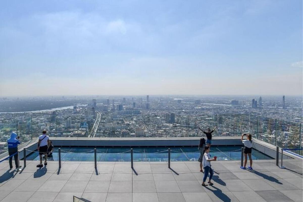 建物の端に立っている人々のグループ