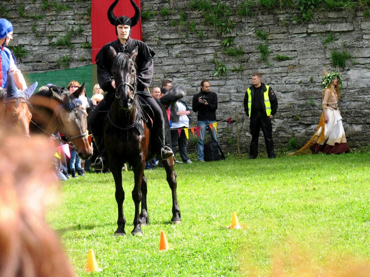 Un hombre montado a caballo frente a una multitud