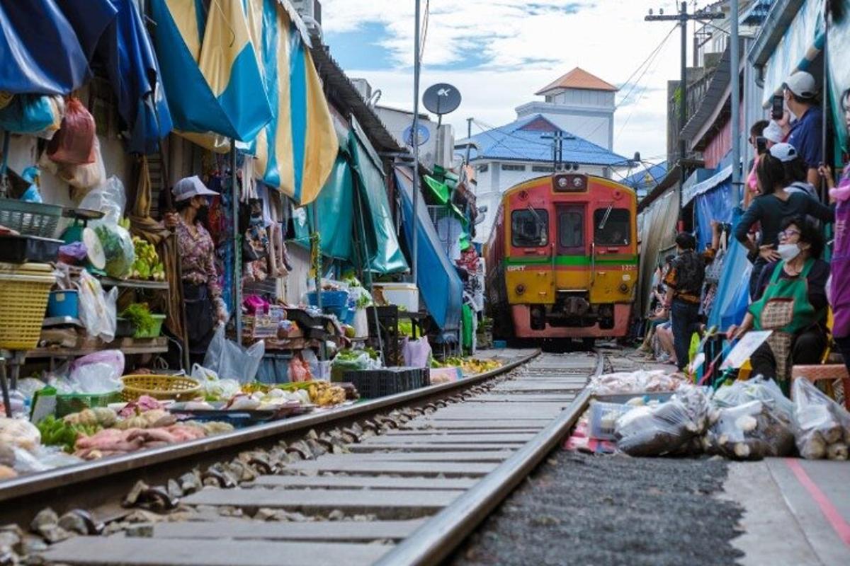 een trein rijdt door een openluchtmarkt met een spoor