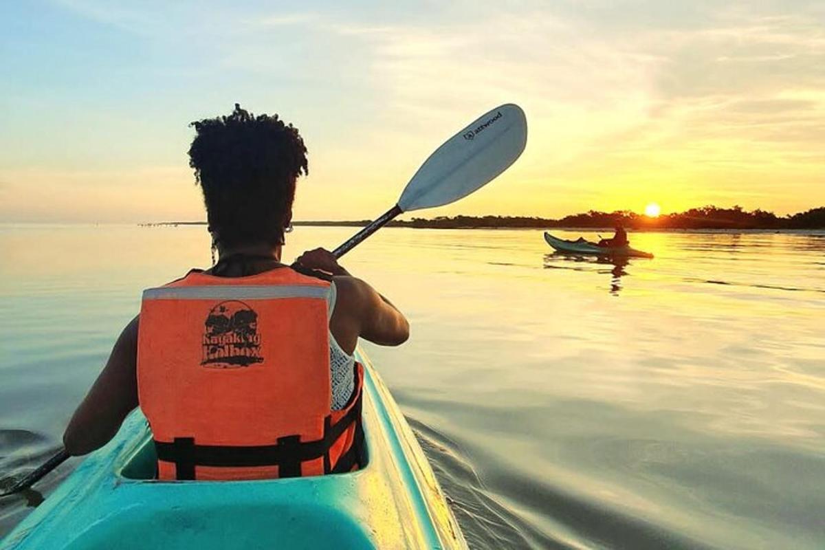 一名男子正在水上划皮划艇
