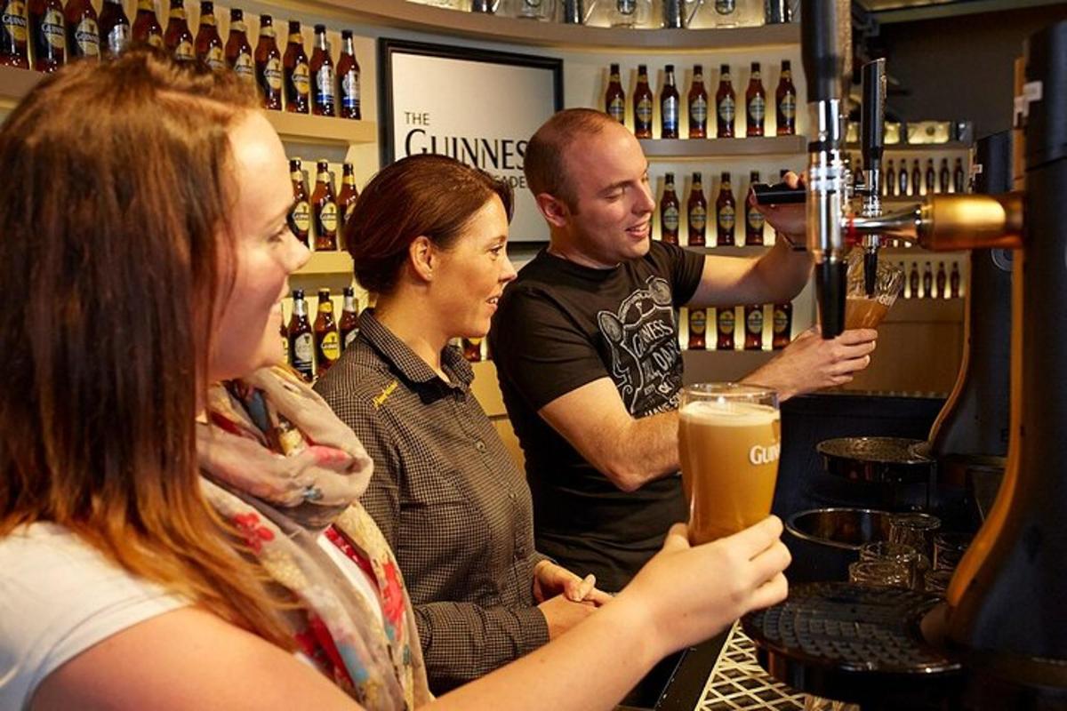 một nhóm người đứng quanh quầy bar với một người đàn ông đang chuẩn bị bia