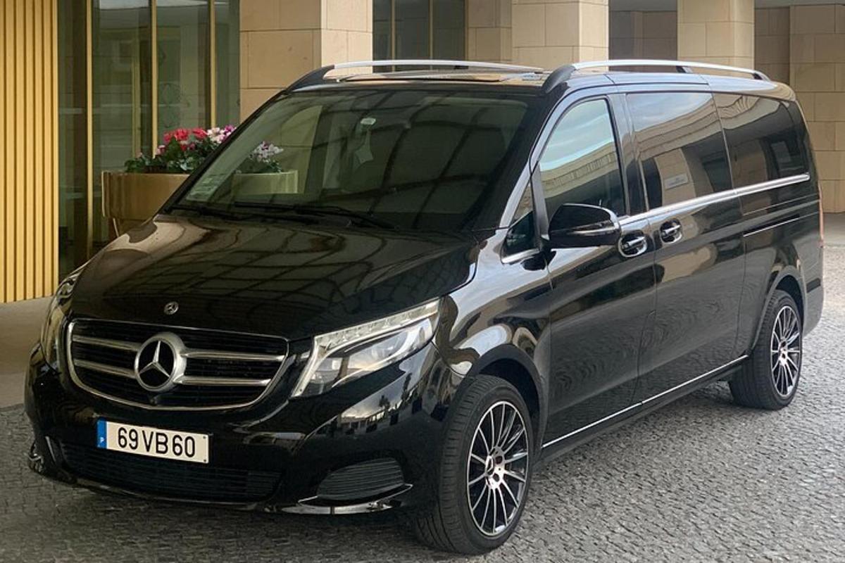 černo-stříbrné auto zaparkované před budovou