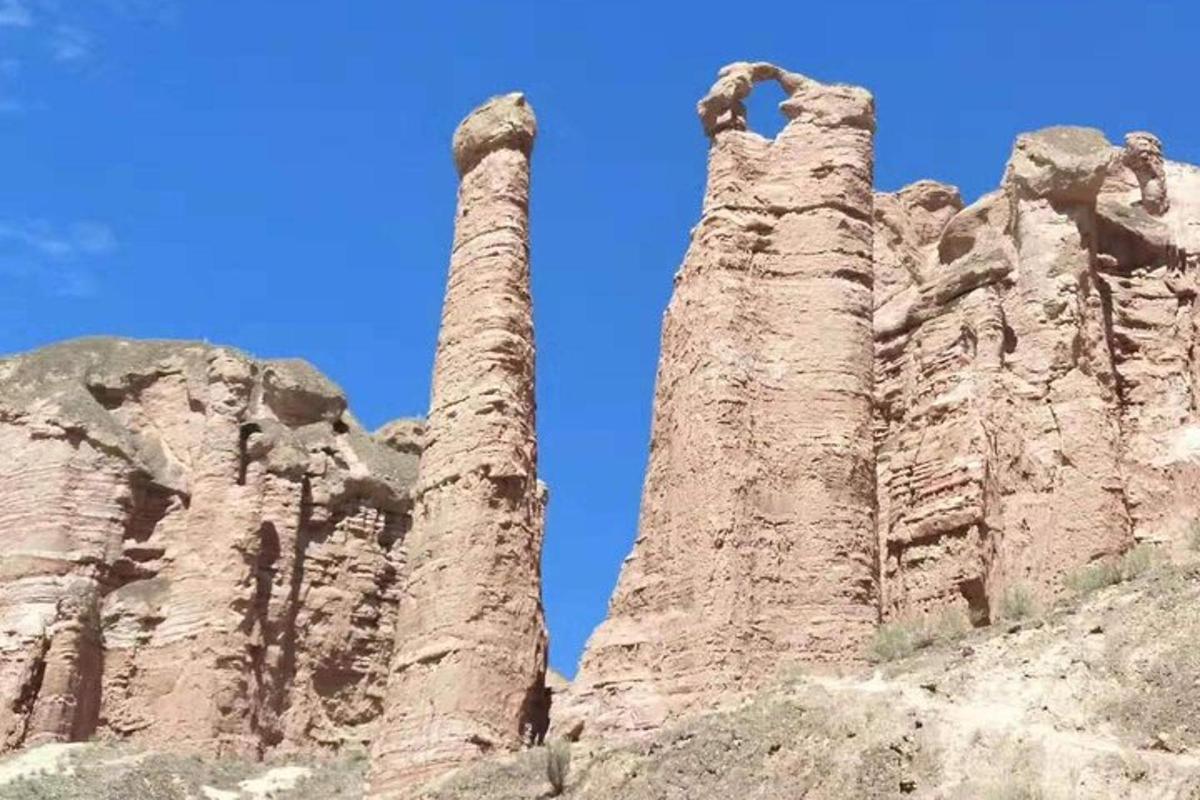 山顶上的三座石塔