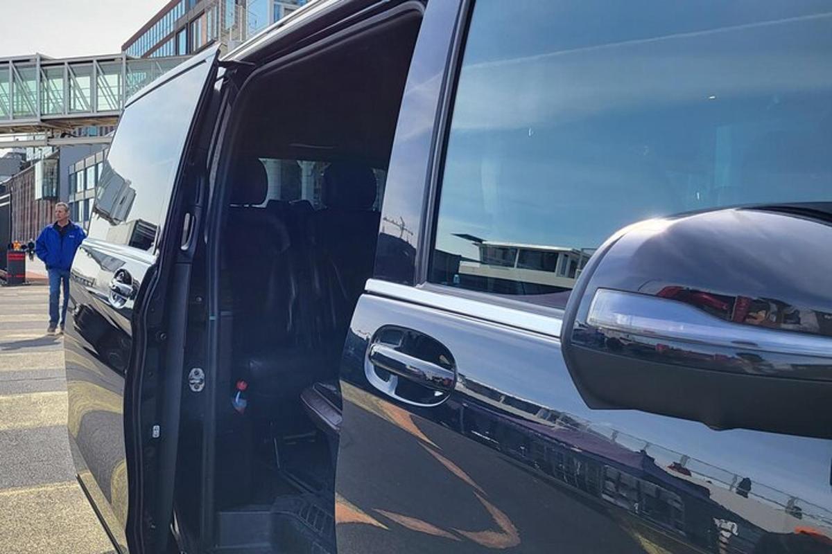 sebuah van putih dengan pintu terbuka di jalan