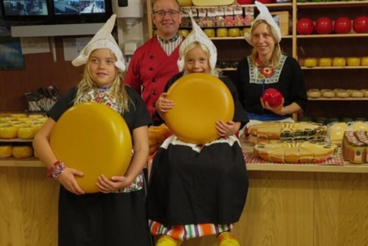 Un grupo de personas con sombreros sosteniendo globos amarillos.