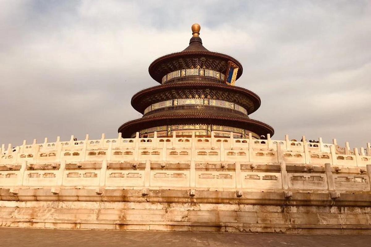 一座顶部有塔的建筑物