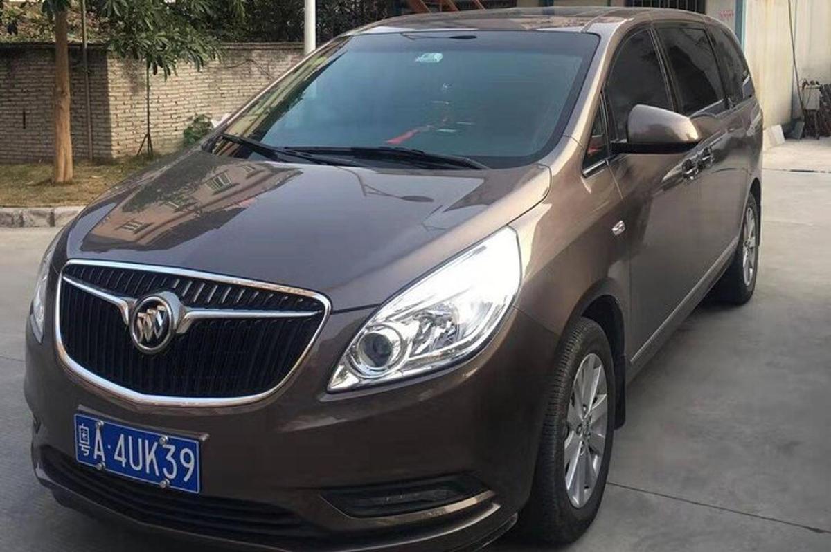 hnědé auto zaparkované na parkovišti