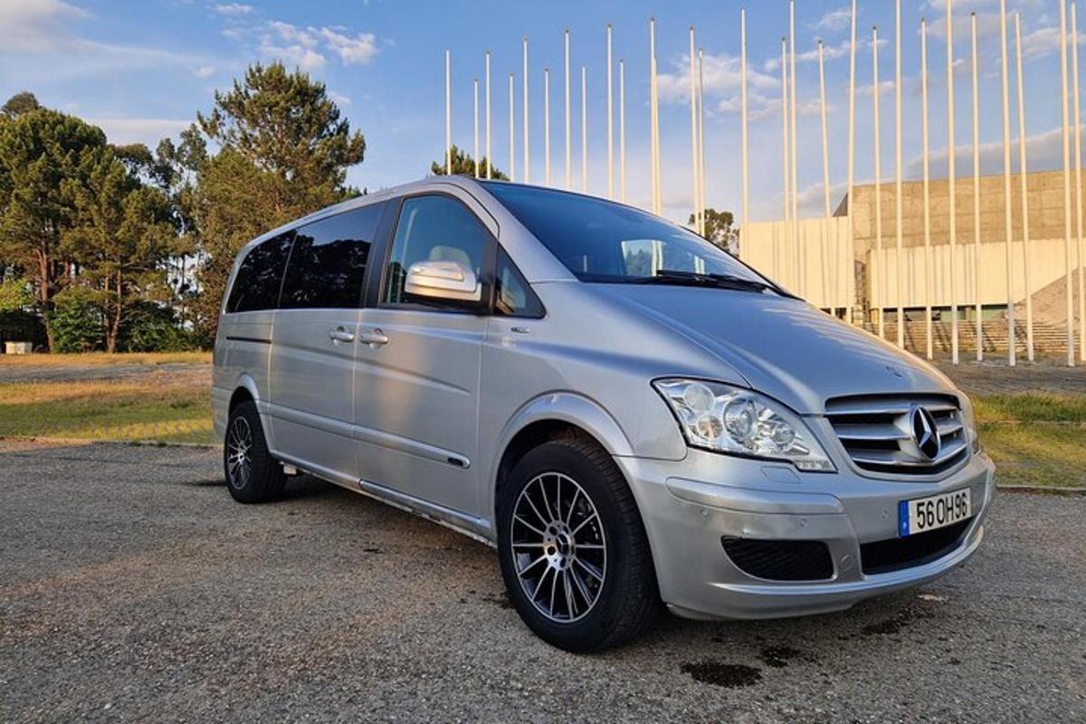 ένα ασημένιο βαν παρκαρισμένο σε ένα πάρκινγκ
