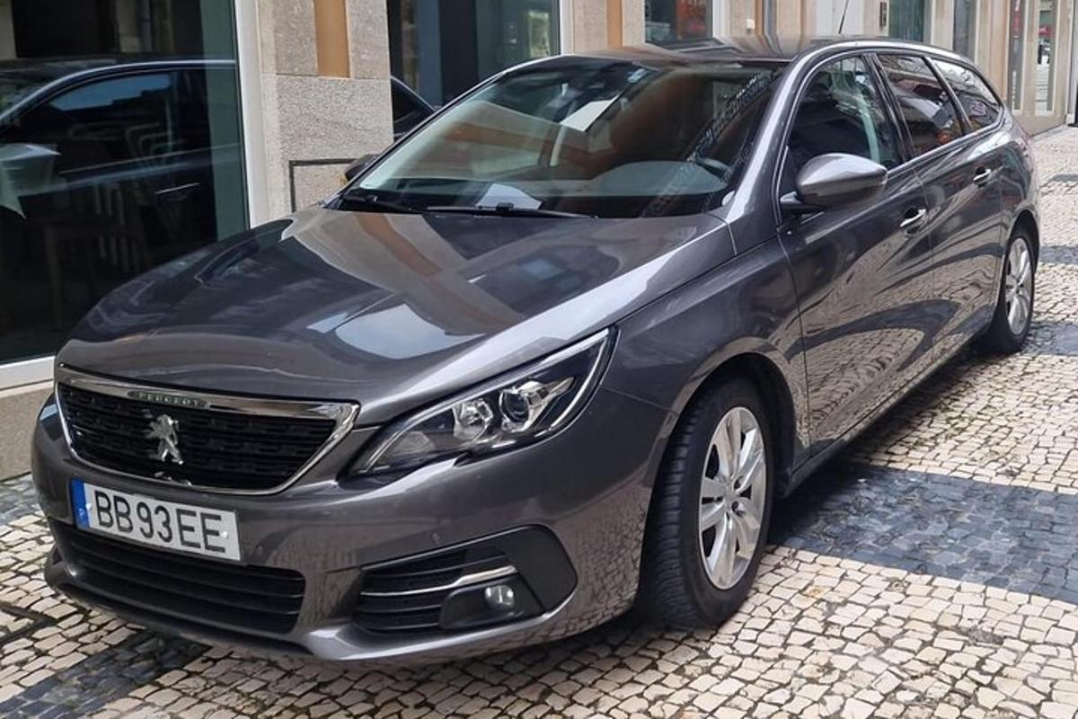 sebuah kereta hitam diletakkan di sebatang jalan