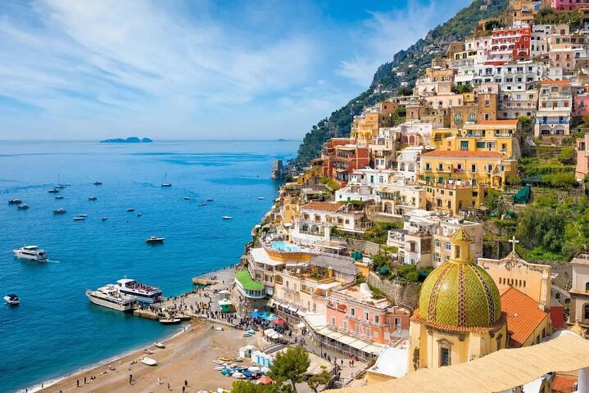 pemandangan pantai amalfi dengan bot di dalam air