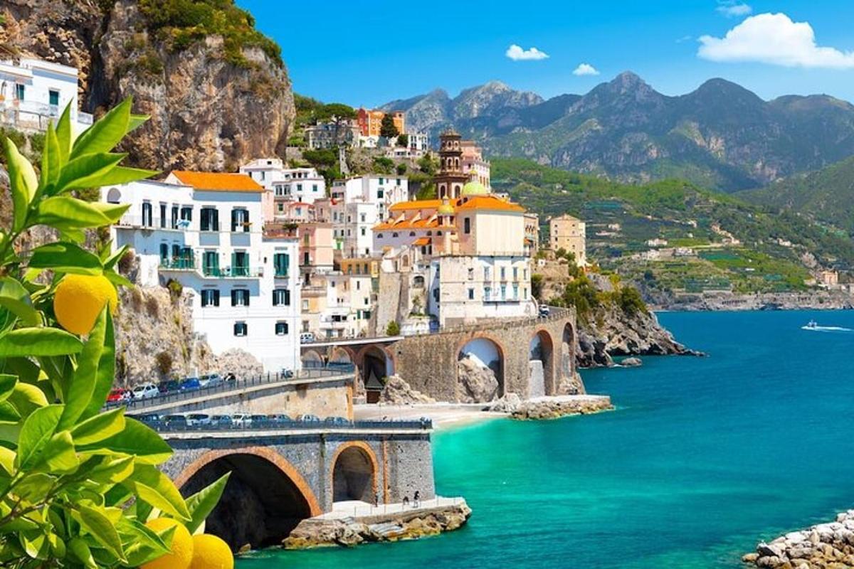 pemandangan pantai amalfi dengan jambatan