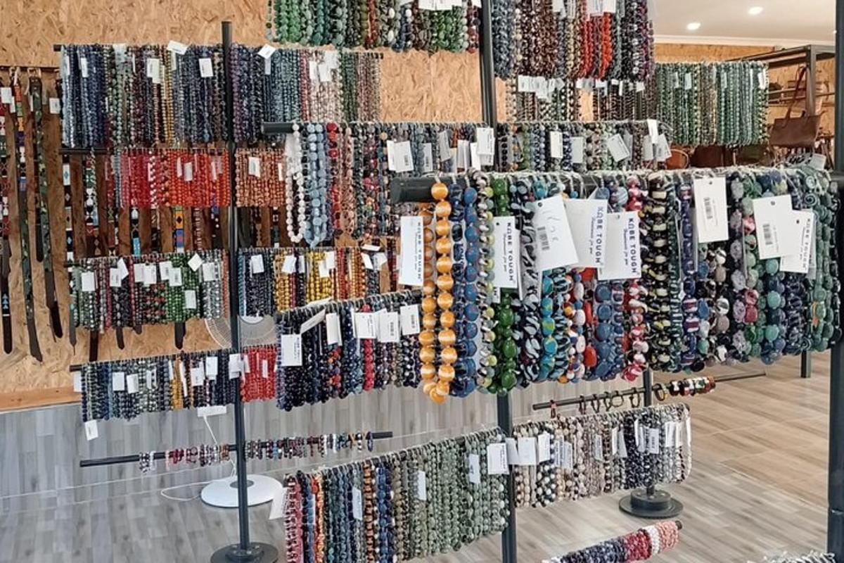 un negozio con un mucchio di braccialetti su un muro
