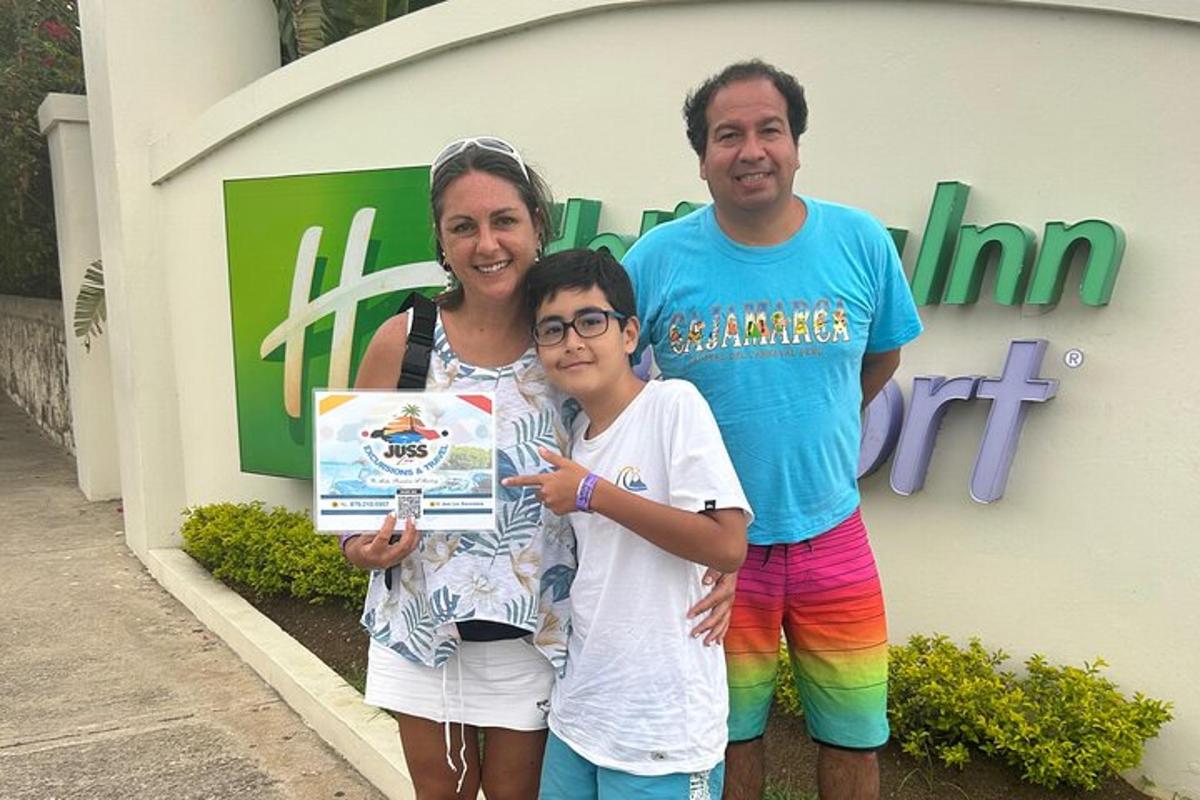 Una mujer y un hombre sosteniendo un cartel con un niño.