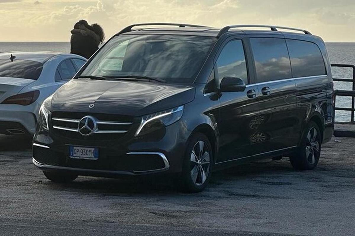 černobílá dodávka zaparkovaná u oceánu