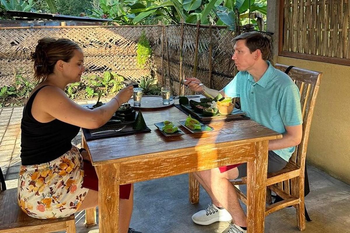 seorang lelaki dan wanita duduk di meja makan makanan