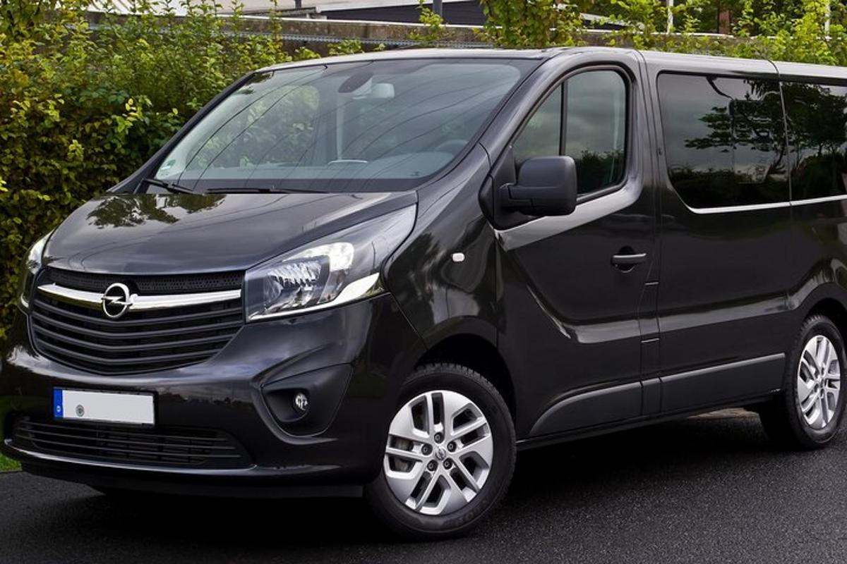 černý minivan zaparkovaný na parkovišti