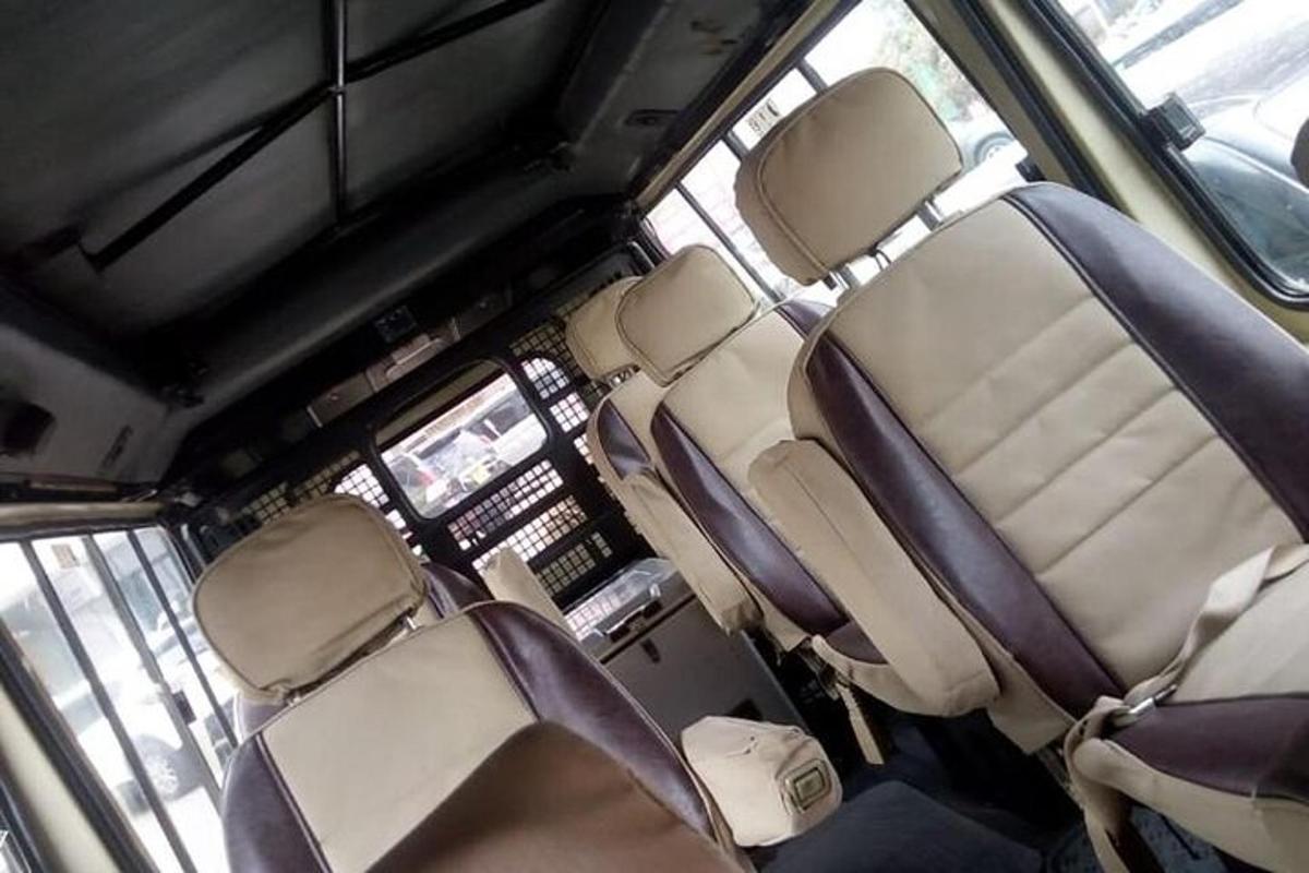 un groupe de sièges vides dans un bus
