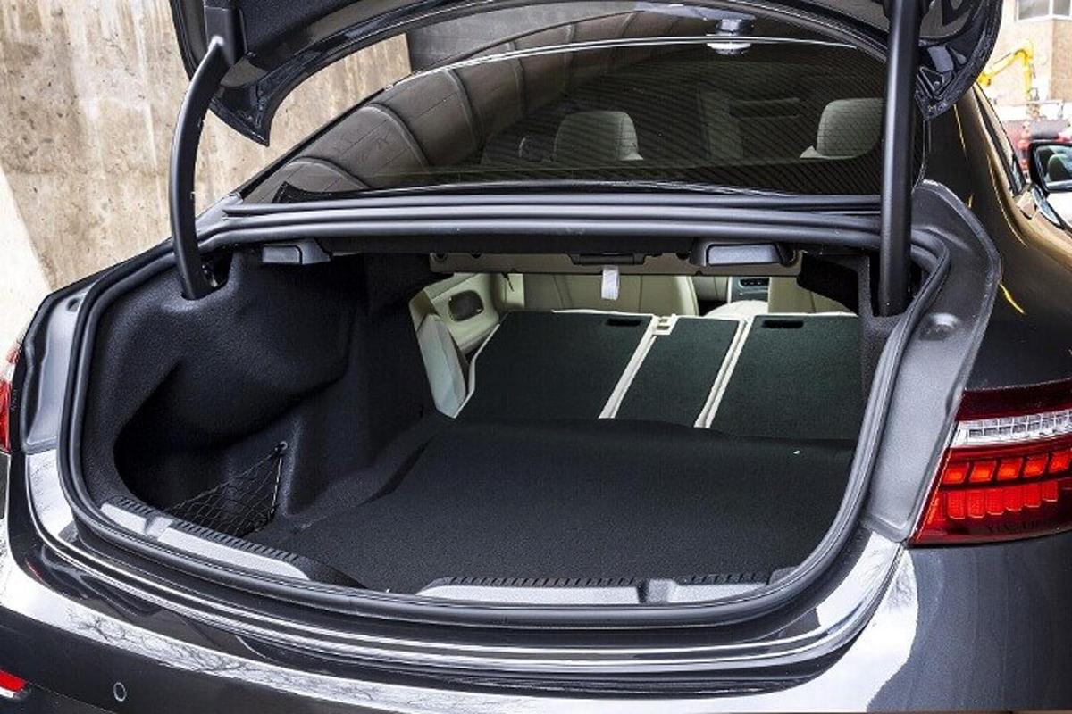 bagasi mobil dengan bagasi terbuka